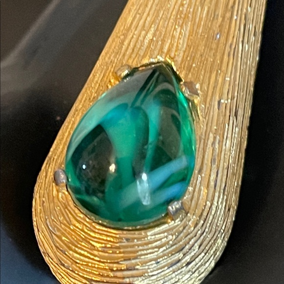 Mid-Century Modern Green Swirled Glass Cabochon Teardrop Brooch - Picture 4 of 8